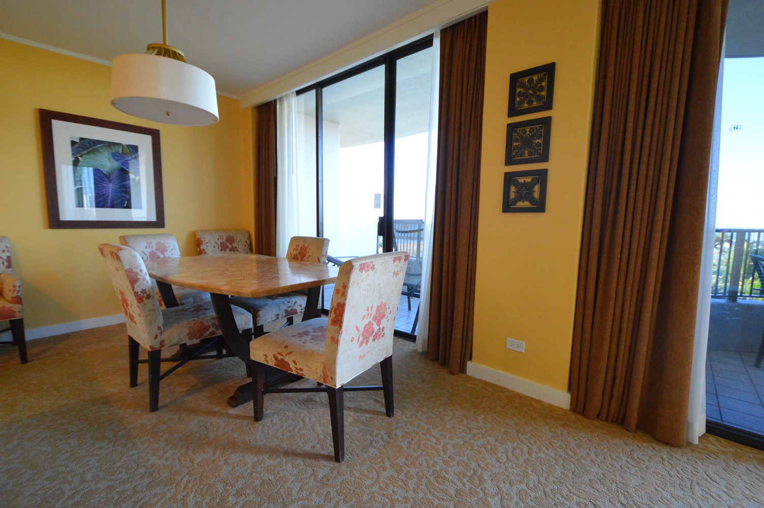 Dining area of lagoon tower ocean front timeshare unit Hawaii